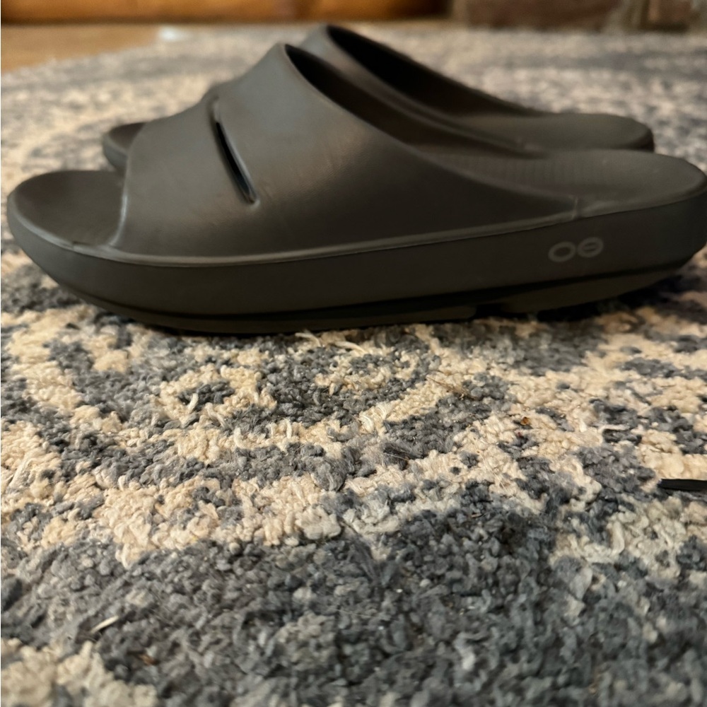 Oofos slides women’s 9 men’s 7